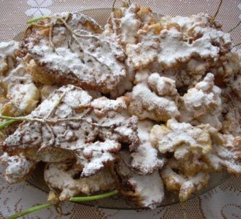 Kwiaty robinii i czarnego bzu w cieście