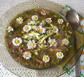 Zupa grzybowa ze stokrotkami