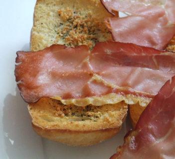 Grzanki z Parmezanem i Bazylią