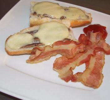 Bagietka z anchoise i mozzarellą