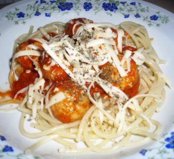 Pulpeciki w sosie pomidorowym z makaronem spaghetti