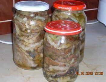 Kanie w kwaśnej zalewie