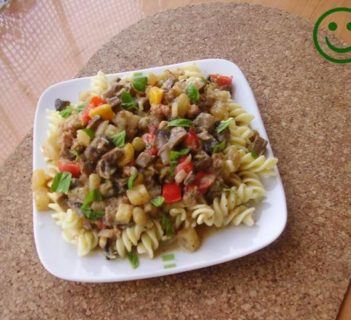 Fusilli serowe z mielonym i warzywami