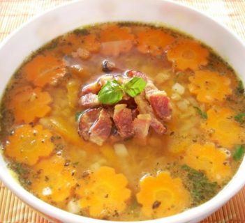 Zupa z soczewicy z pomidorami i bazylią