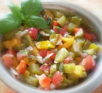 Kolorowa letnia surówka