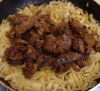 Drobiowa wątróbka z cebulą