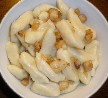 Kopytka kraszone słoniną