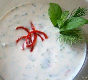 Sos jogurtowy z ziołami i chili