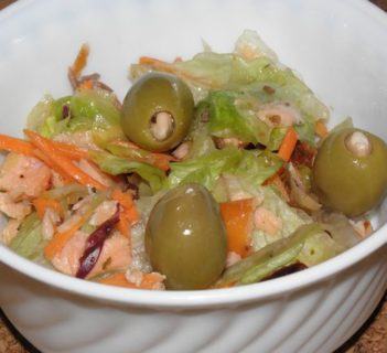 Mix sałat z wędzonym łososiem