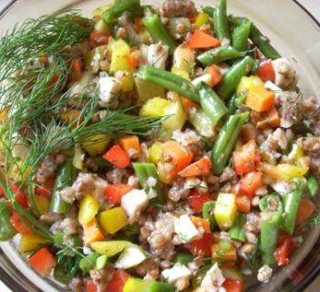 Sałatka z kaszą i papryką