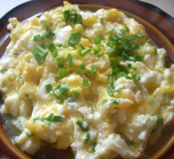 Jajecznica ze szczypiorkiem