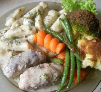 Frykadelki z sosie koperkowym