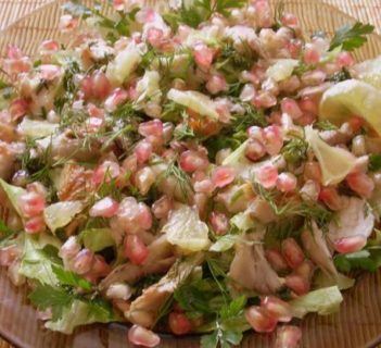 Sałata z makrelą wędzoną i granatem