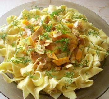 Wstążki z dynią i szynką