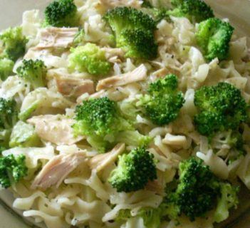 Makaron z kurą i brokułami