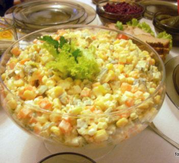 Sałatka jarzynowa z kukurydzą