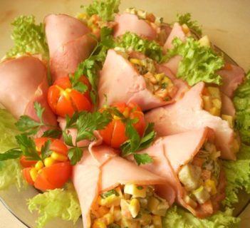 Rożki szynkowe z sałatką