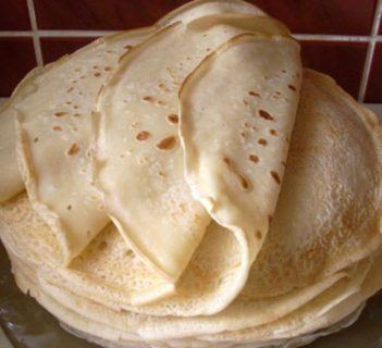 Pyza smaży naleśniki