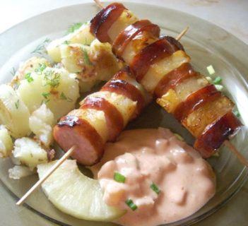 Szaszłyki z kiełbasą i ananasem