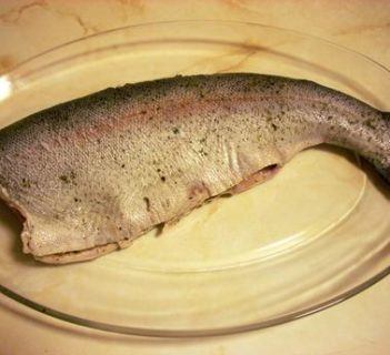 Pstrąg pieczony z zimówkami