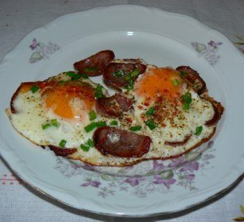 Jajka sadzone na kiełbasie