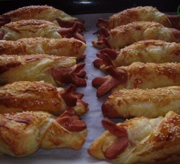 Ciasto francuskie z parówką i serem