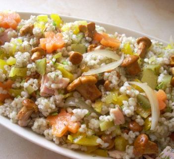 Sałatka z kaszą jęczmienną i kurkami