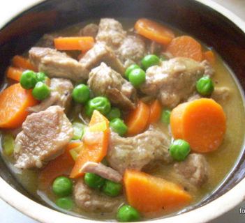 Gulasz z marchewką i groszkiem
