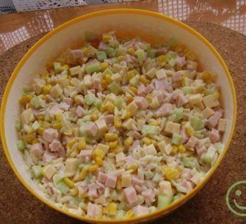 Sałatka z makaronikiem typu ryżyk