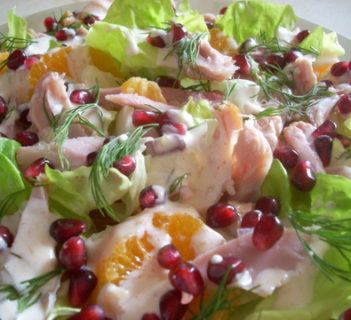 Sałatka z wędzonym kurczakiem i granatem