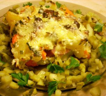 Zapiekanka ziemniaczano-marchewkowa z kiełbaskami