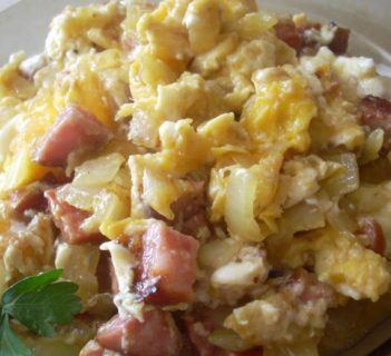 Męska jajecznica z cebulą i kiełbasą