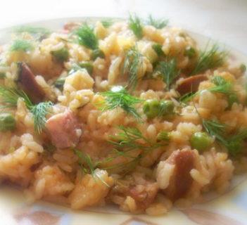 Ryż z kiełbasą i groszkiem