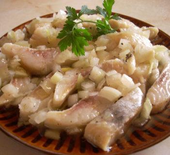 Śledź w oleju z cebulą