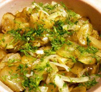 Surówka z ogórków kiszonych