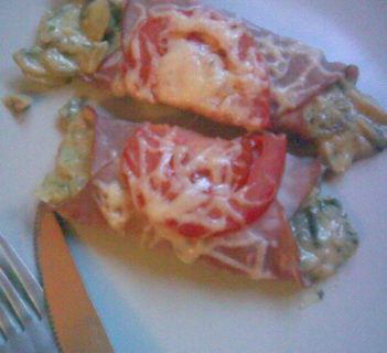 Szynka zapiekana z pieczarkami i serem pleśniowym