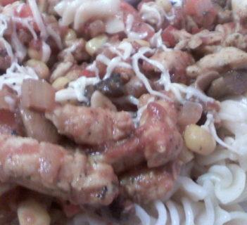 Makaron z kurczakiem i warzywami