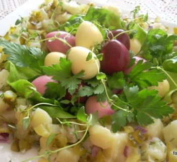 Sałatka z kolorowymi jajeczkami