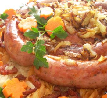 Ślimak z białej kiełbasy na kapuścianym posłanku