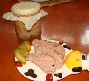 Domowa konserwa lub mięsko w słoiku