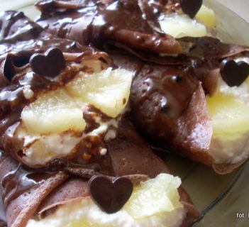 Naleśniki czekoladowe z serem i ananasem