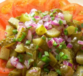 Sałatka z kiszonych ogórków i pomidorów