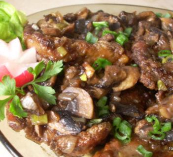 Karkówka z sosem sojowym i pieczarkami