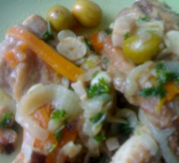 Królik w białym winie z oliwkami