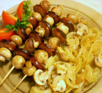 Szaszłyczki kiełbasiano – pieczarkowe