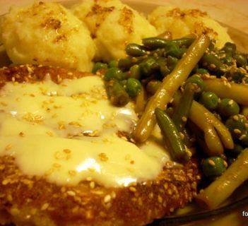 Sznycle drobiowe z sezamem i serem