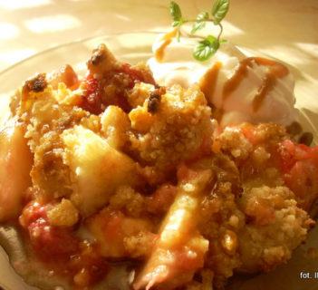 Owoce zapiekane pod kruszonką