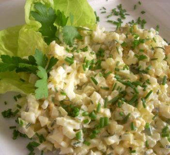 Sałatka z jajek i sera żółtego