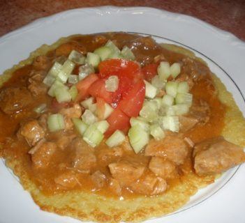 Placki ziemniaczane z sosem węgierskim