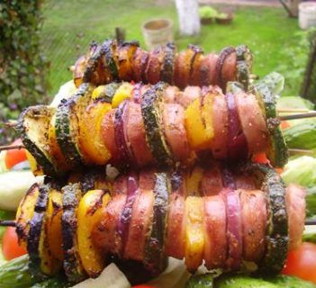 Kolorowe szaszłyki z grilla